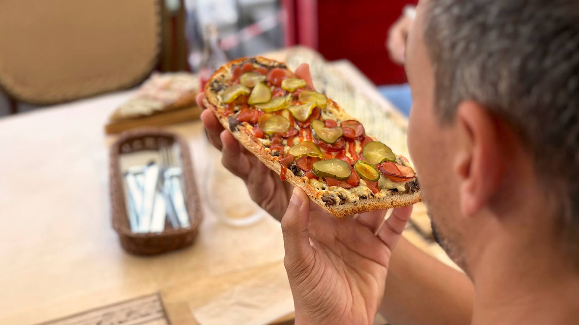 man-eaying-zapiekanka