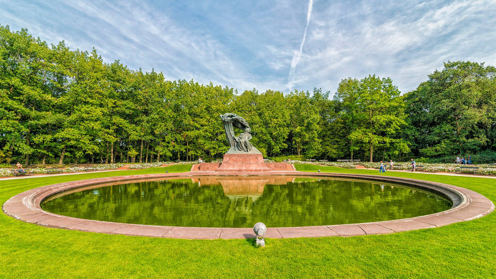 Poland, Warsaw, Royal Lazienki Park, view to Chopin Statue