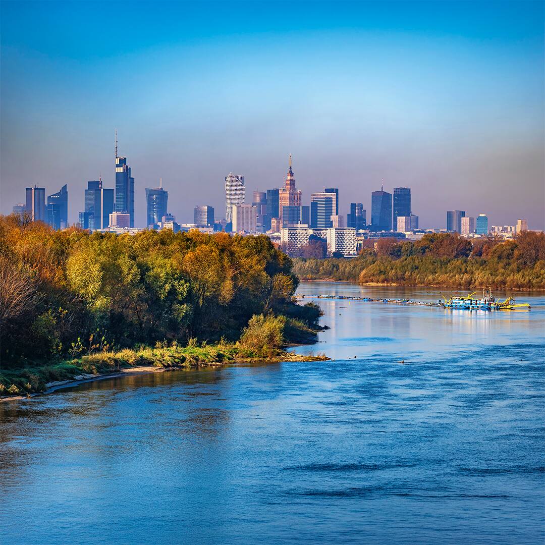 Poland, Masovian Voivodeship, Warsaw, River Vistula with city skyline in background