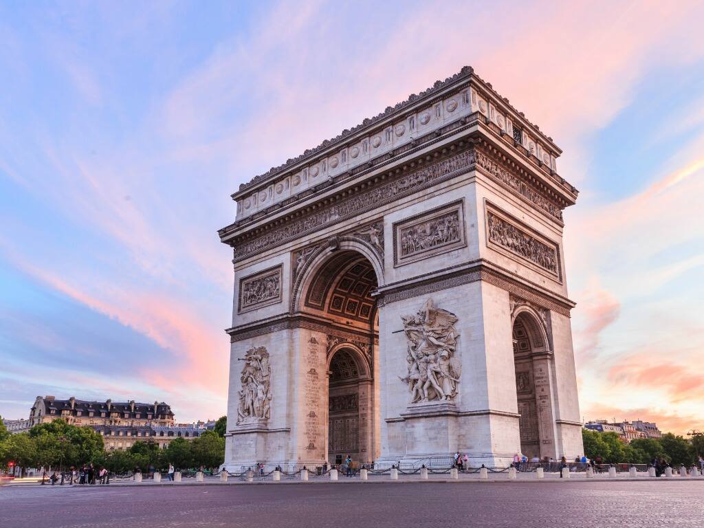 the arc de triomphe at sunset in paris france