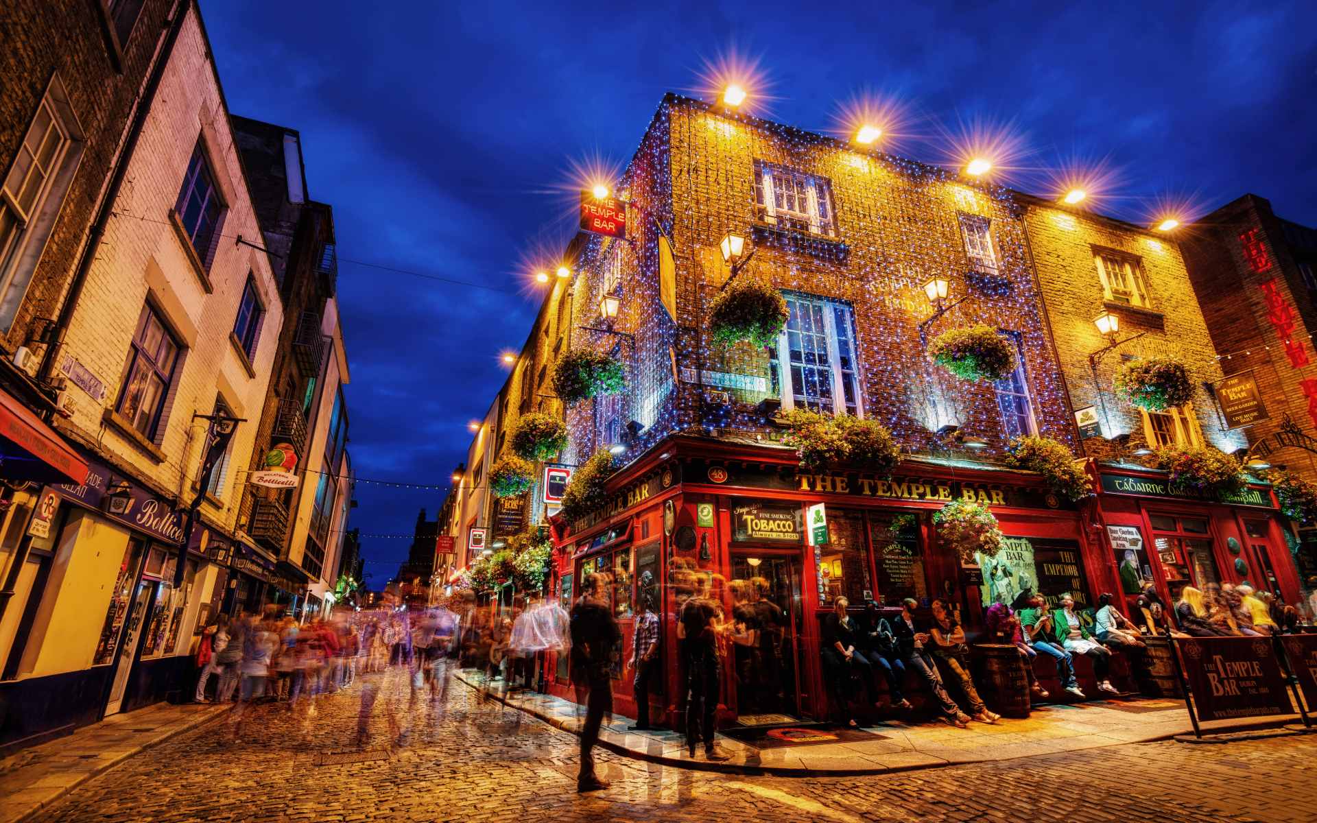 temple bar dublin lit up at night