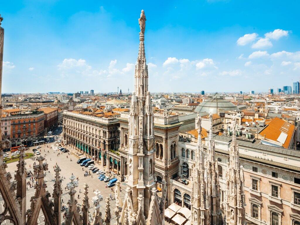 milan aerial piazza
