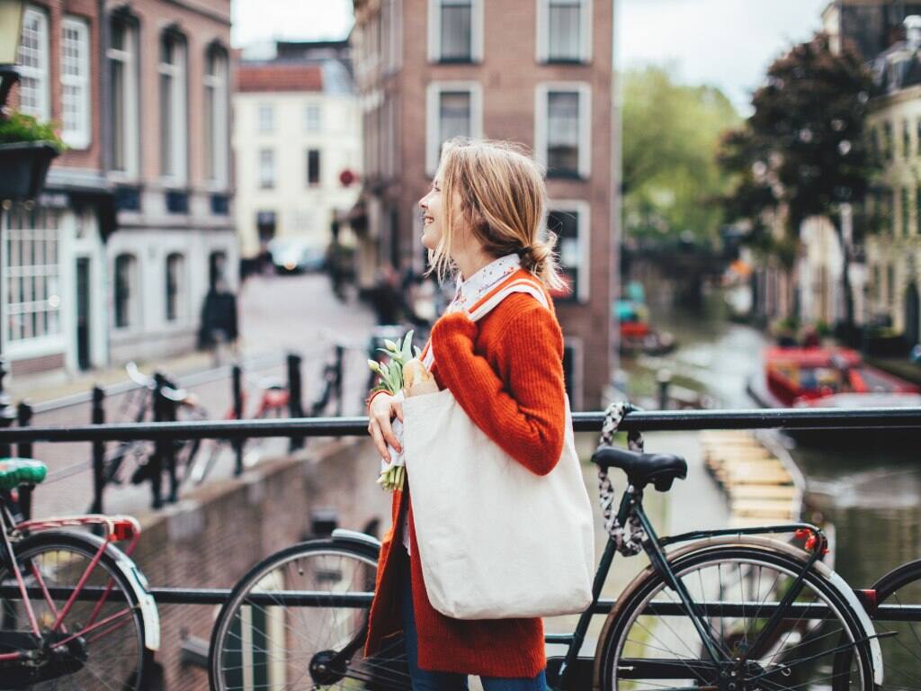 amsterdam woman with bag of tulips