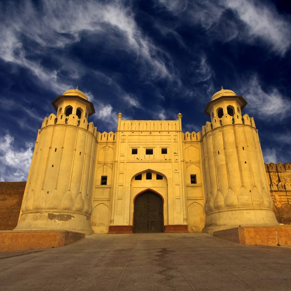 front view of mughal emperor fort in pakistan 