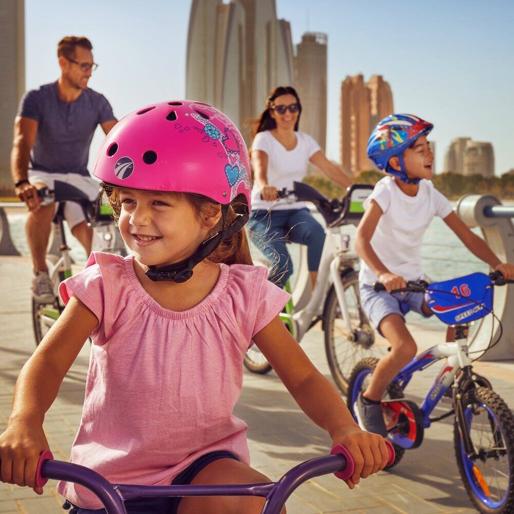 happy family on abu dhabi corniche 