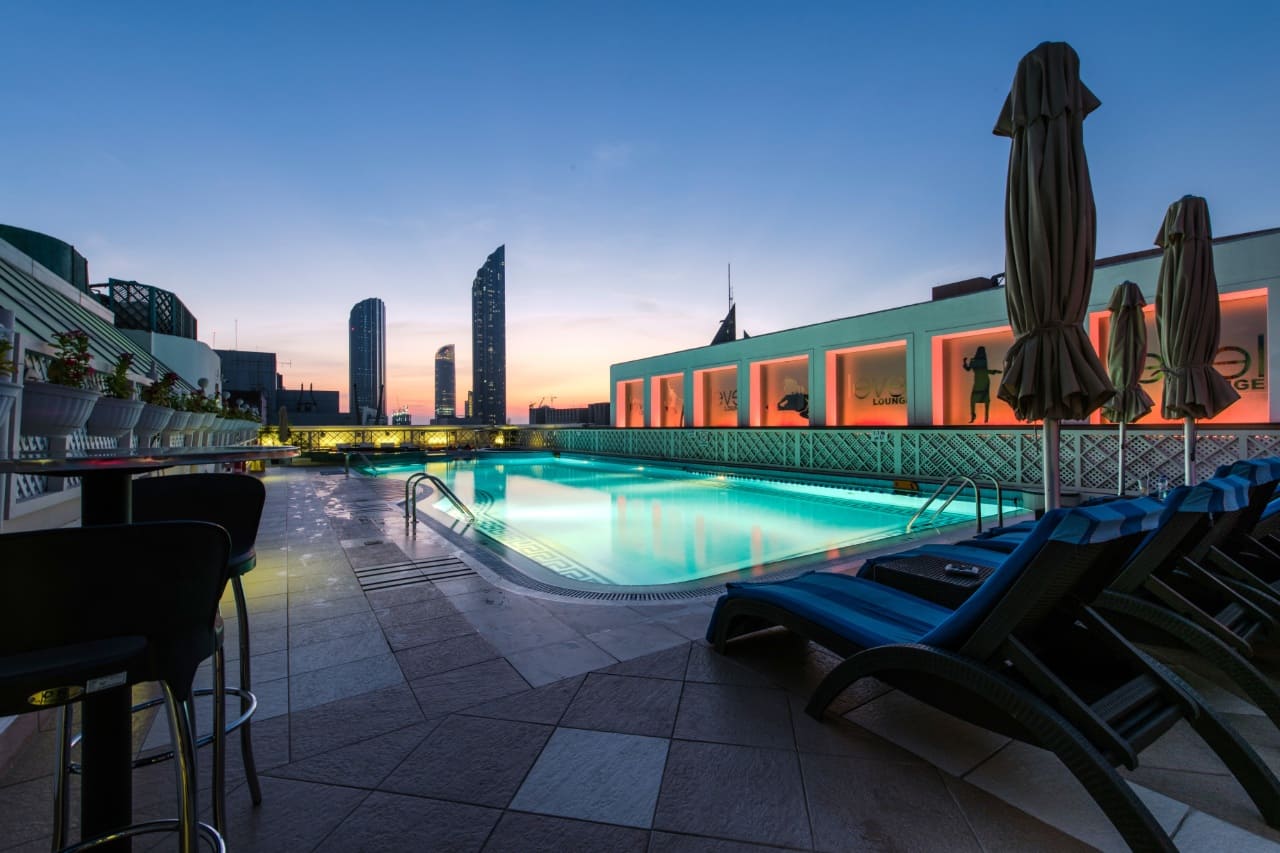 crowne plaza abu dhabi pool
