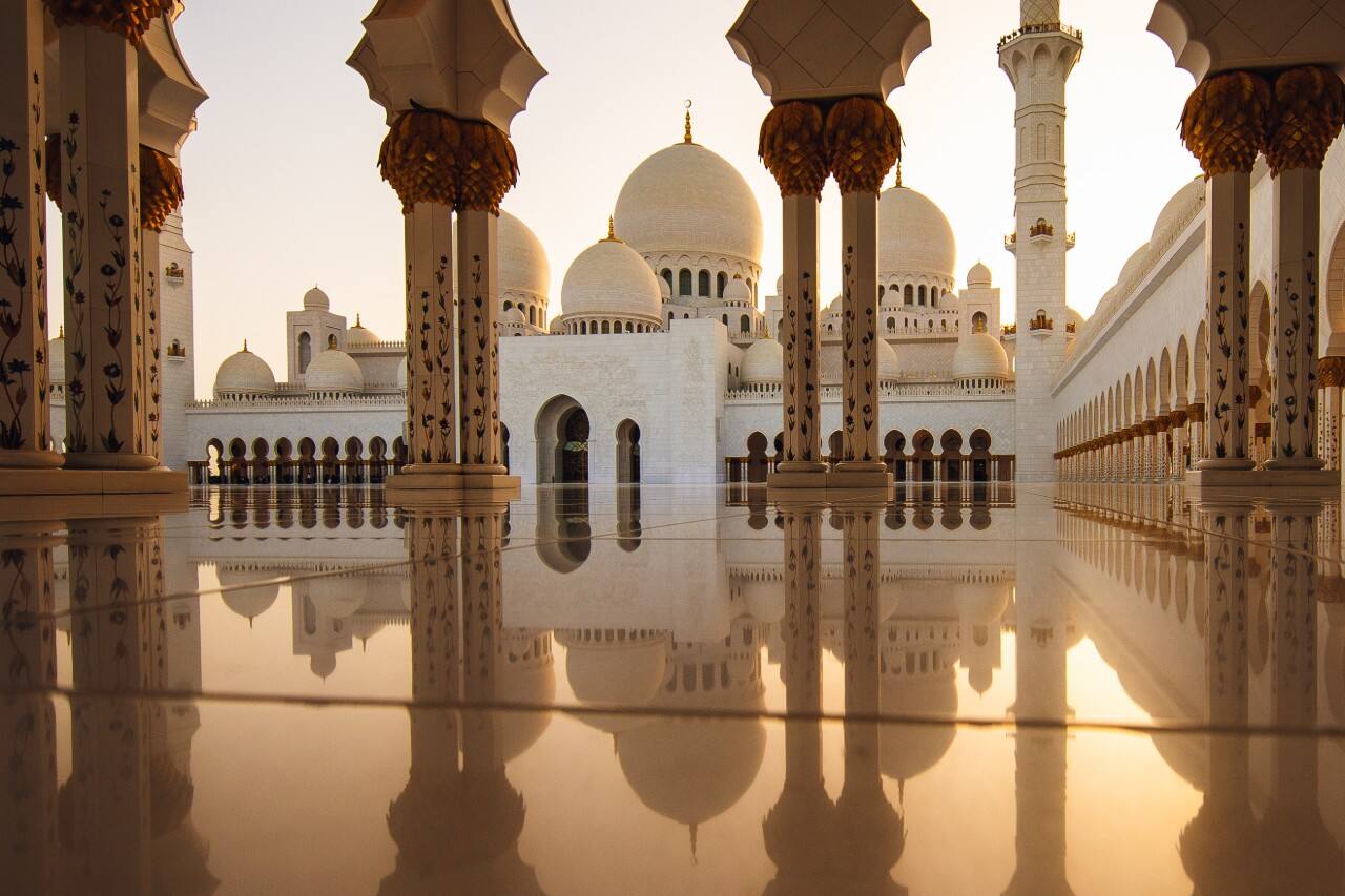 sheikh zayed grand mosque at dusk