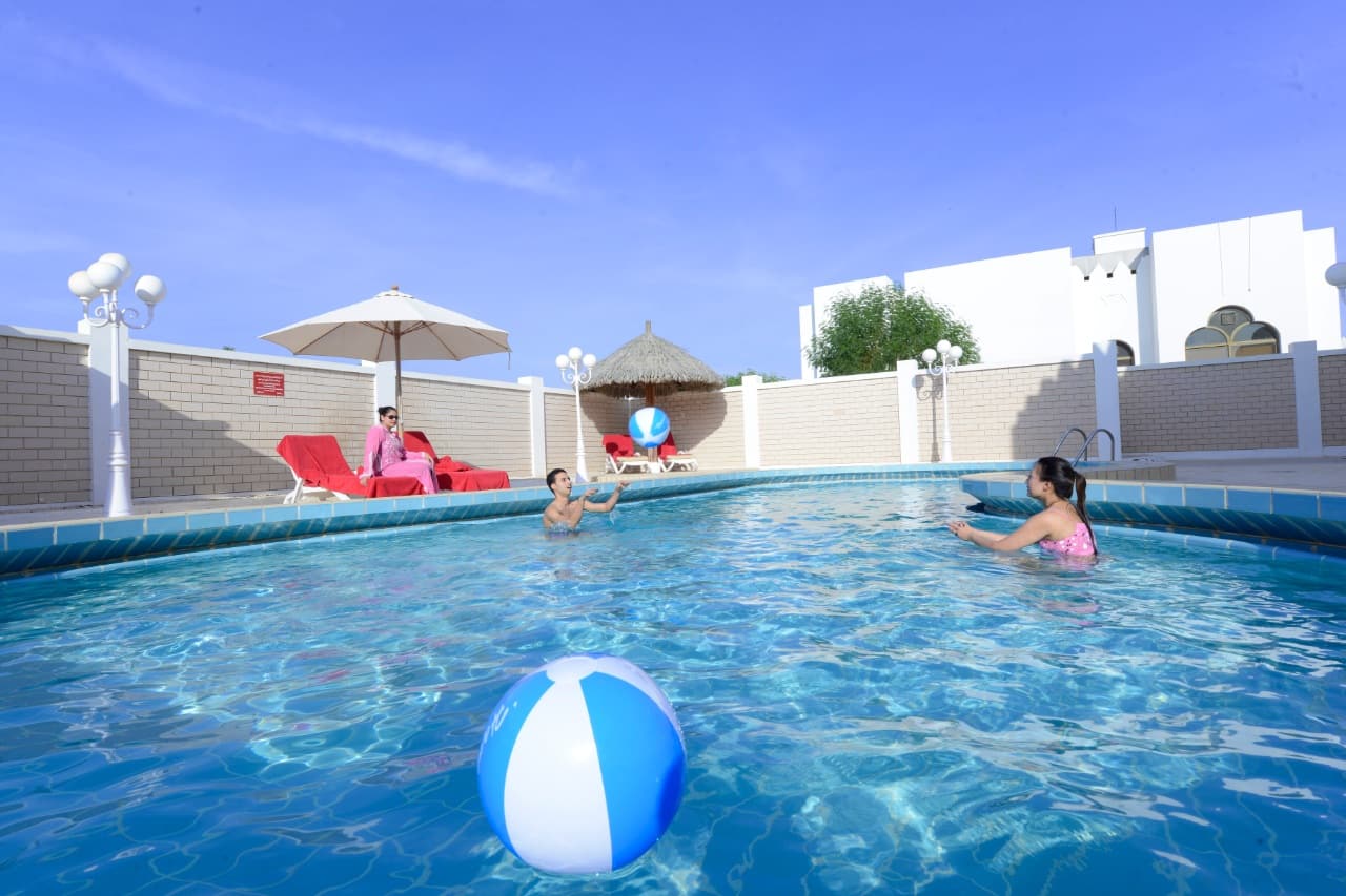 qasr al sarab family pool