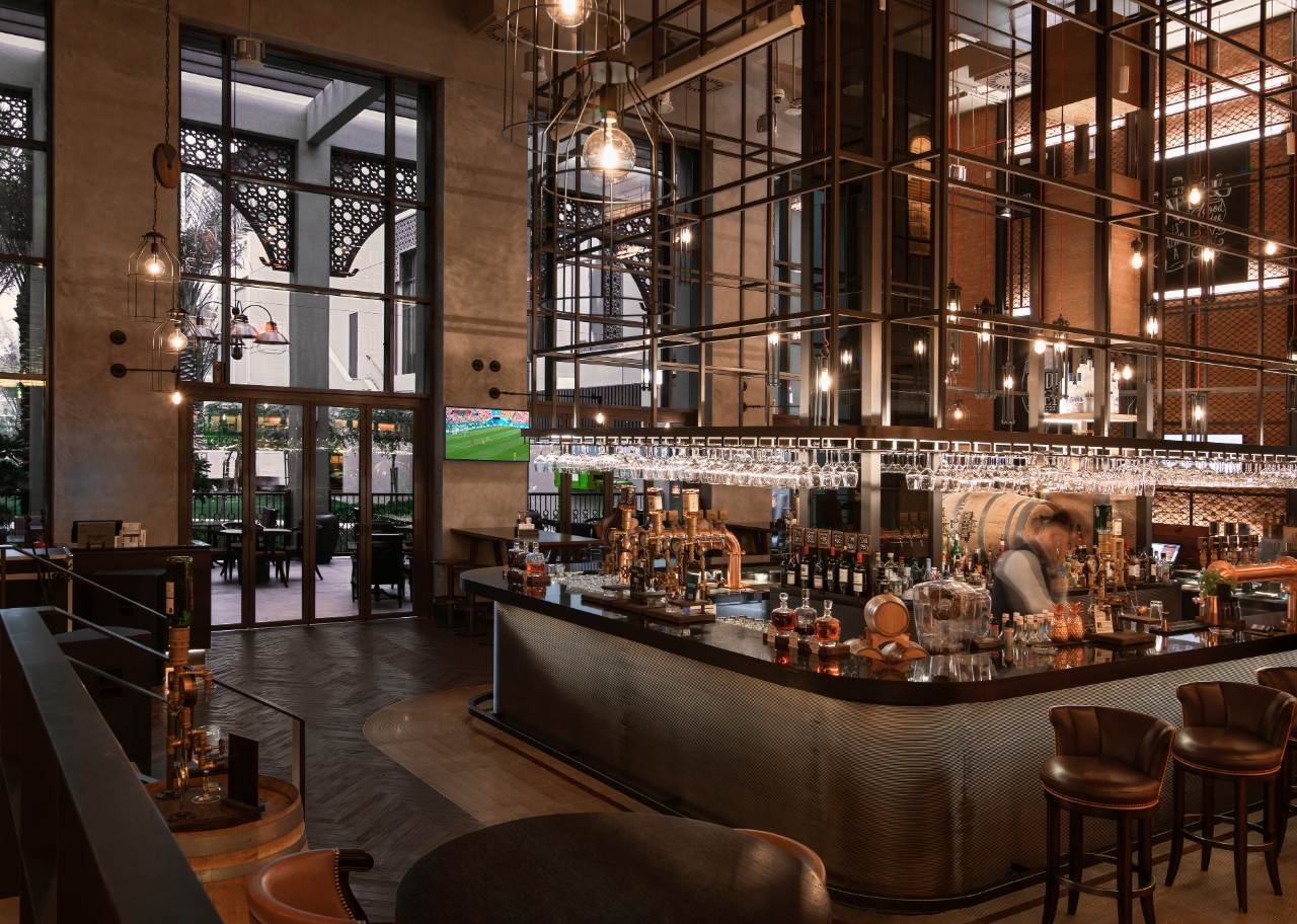 restaurant and bar in saadiyat rotana resort