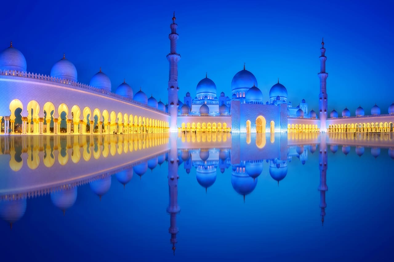 abu dhabi sheikh zayed grand mosque at night