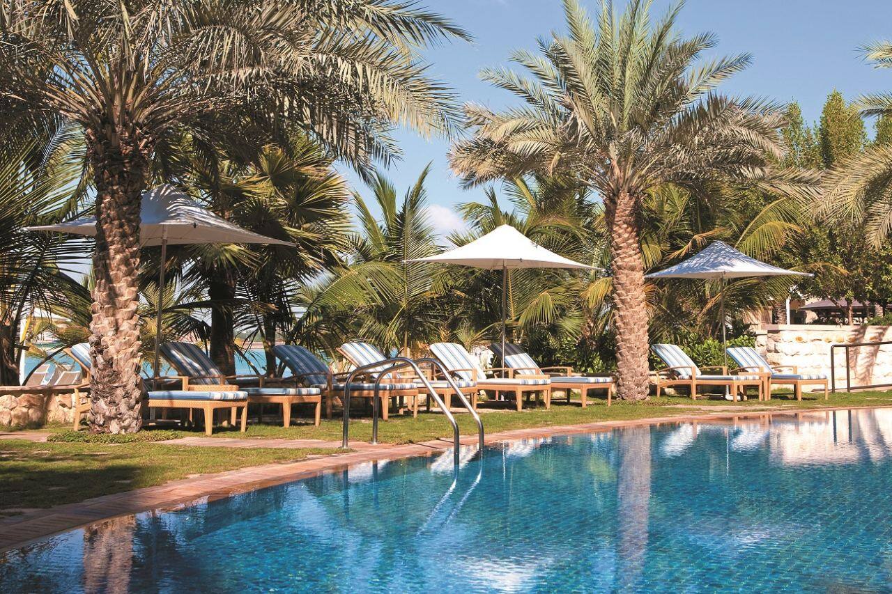 pool and sun loungers shangri la hotel abu dhabi