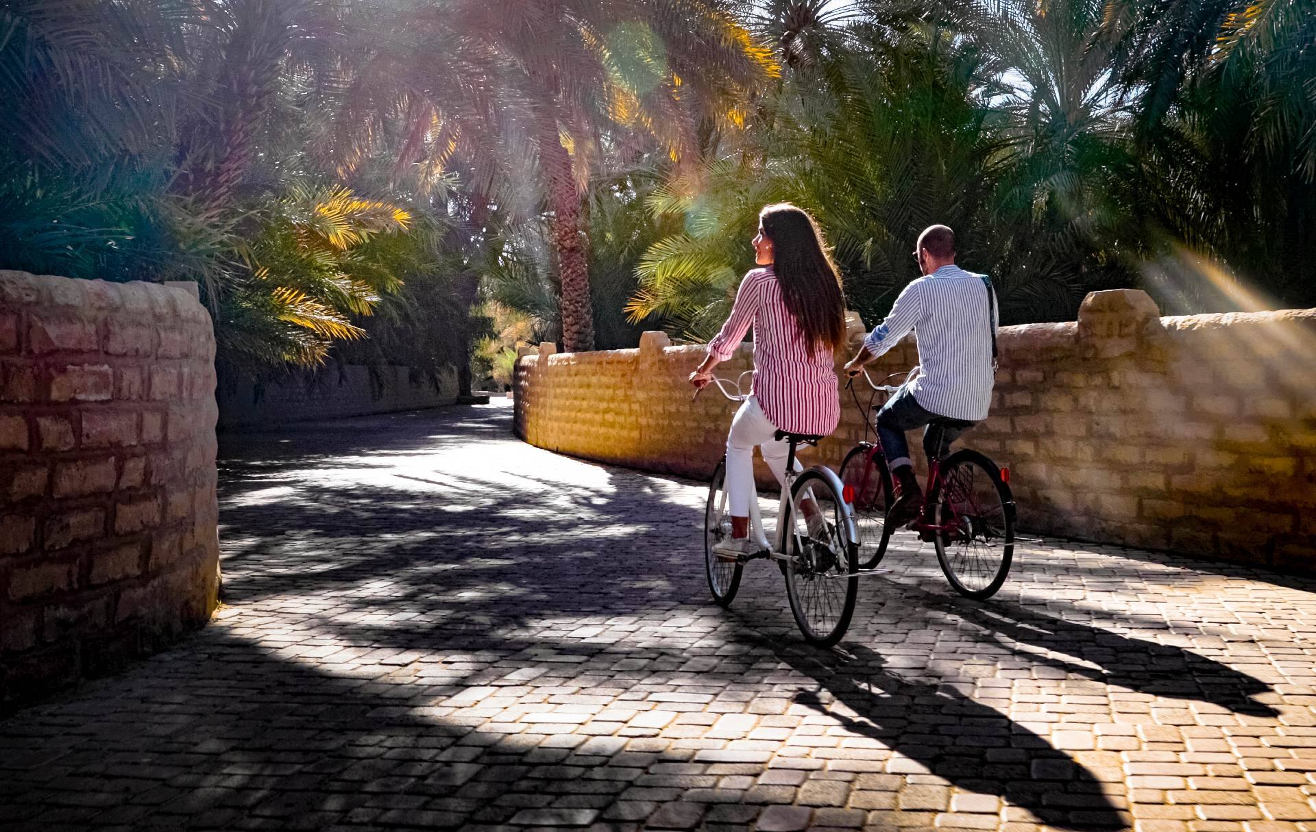 couple cycling 