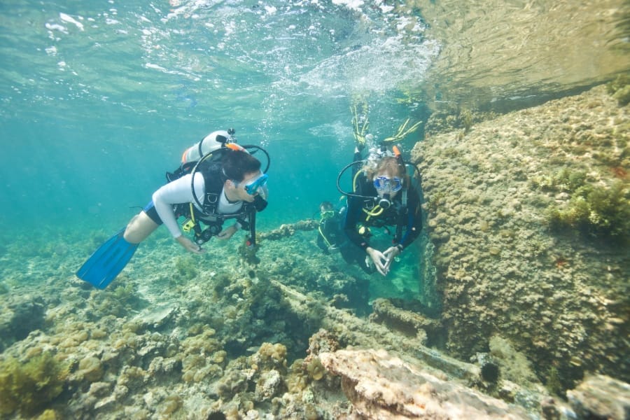 couple scuba diving in abu dhabi