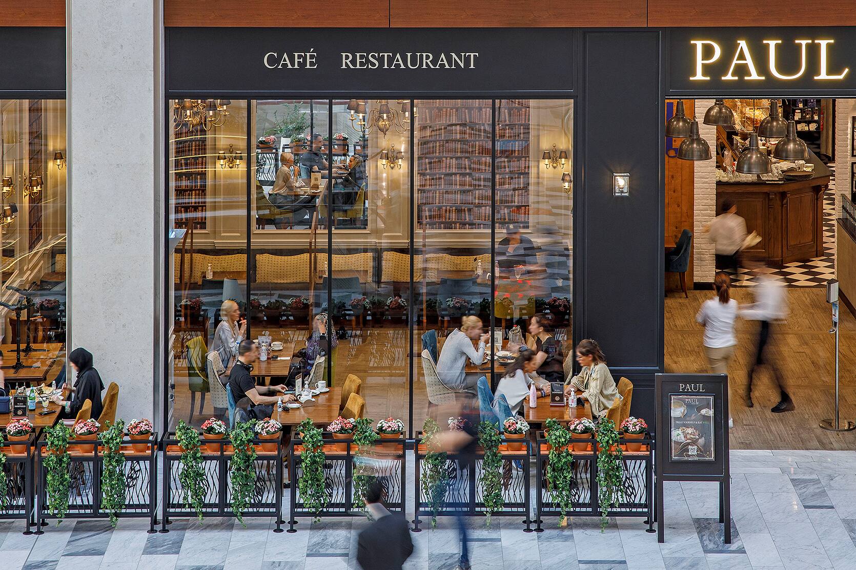 couple dining at yas mall 
