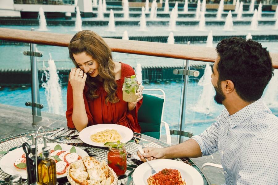 couple dining at yas mall 