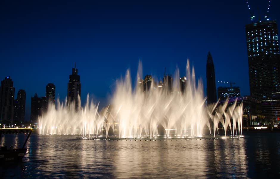 illumuinated dubai fountain at night