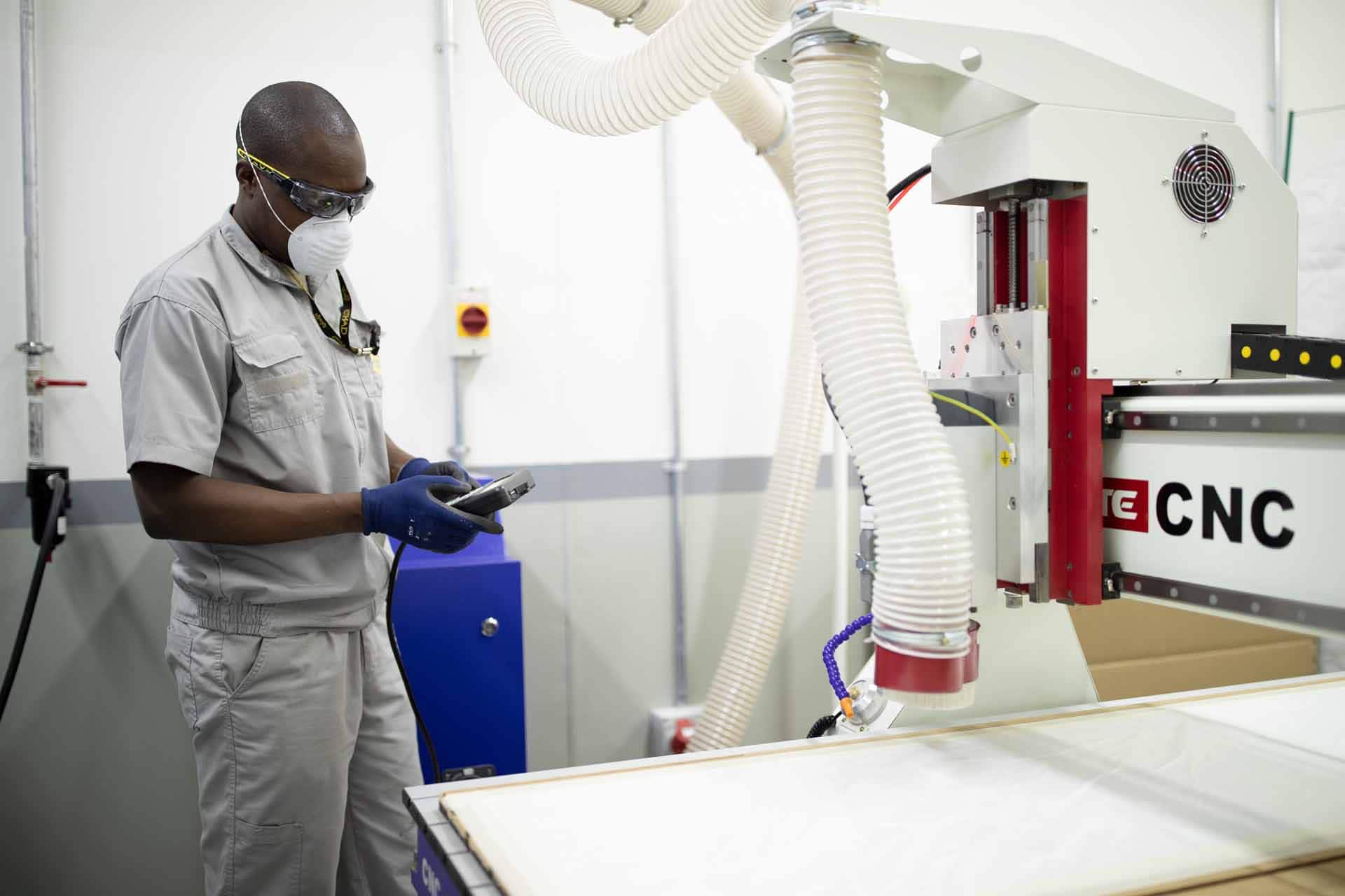 etihad-engineering-staff-wearing-a-face-mask-and-gloves-while-working