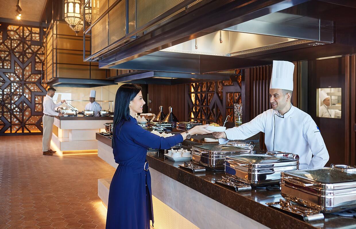 ילדה בנמל תעופה