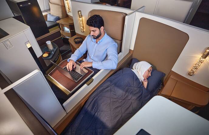 https://www.etihad.com/content/dam/eag/etihadairways/etihadcom/Global/products/onboard-cabins/business-class/business-couple-sleep-work-23.jpg?imwidth=688