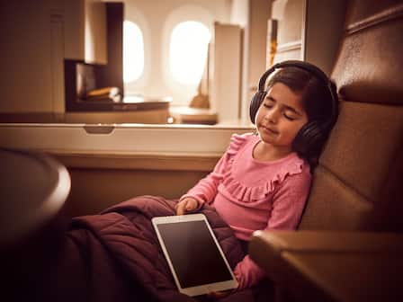 Petite Fille En Avion Avec Tablette